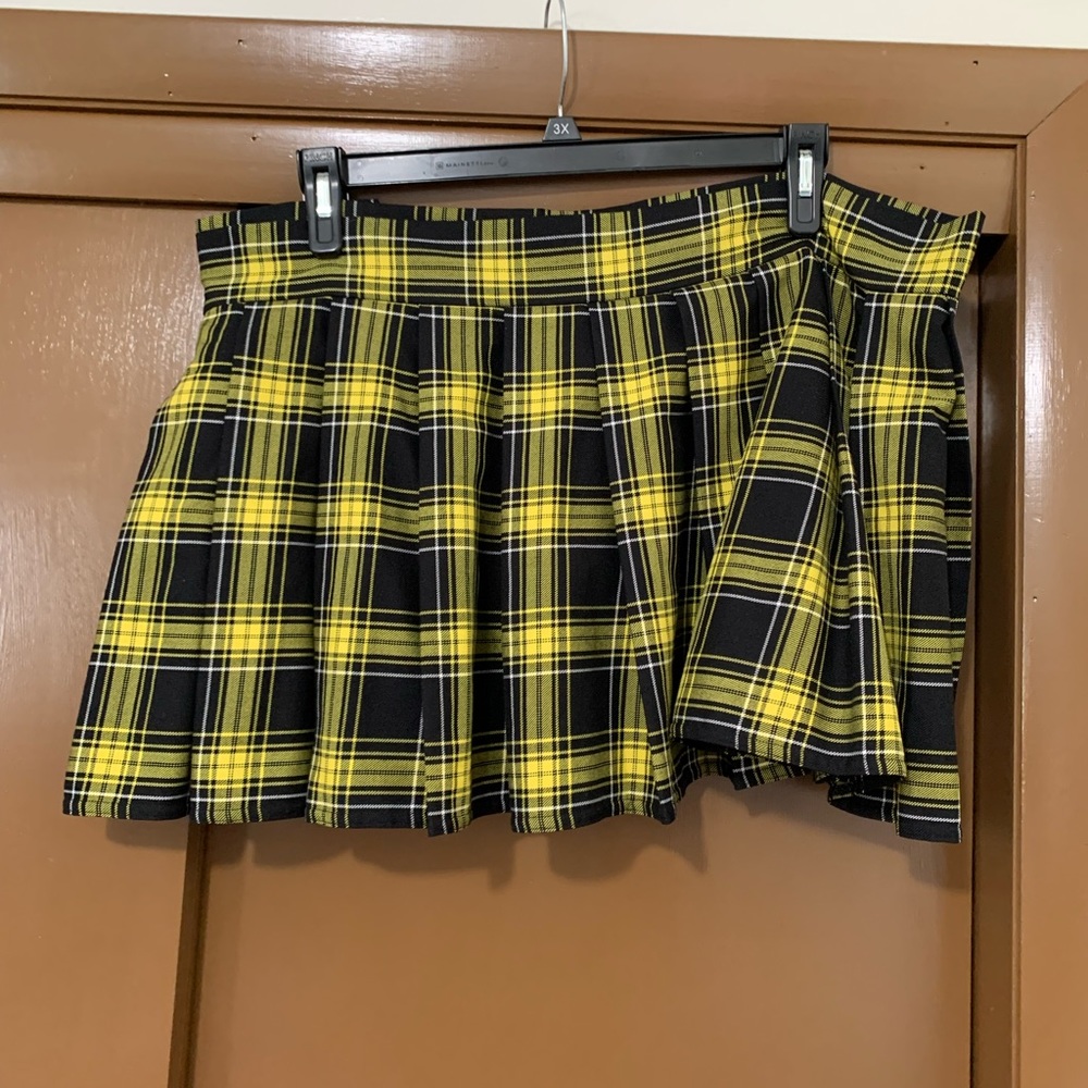 Size 6 Black & Yellow Plaid Pleated Mini Skirt